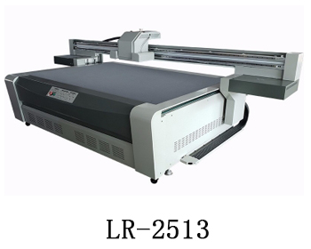 LR-2513通常我們也稱為萬(wàn)能打印機(jī)，他是根據(jù)國(guó)際標(biāo)準(zhǔn)尺寸而來(lái)，加上這種uv機(jī)器不收材質(zhì)約束，差不多什么都可以打印，通常我們也稱之為萬(wàn)能打印機(jī)